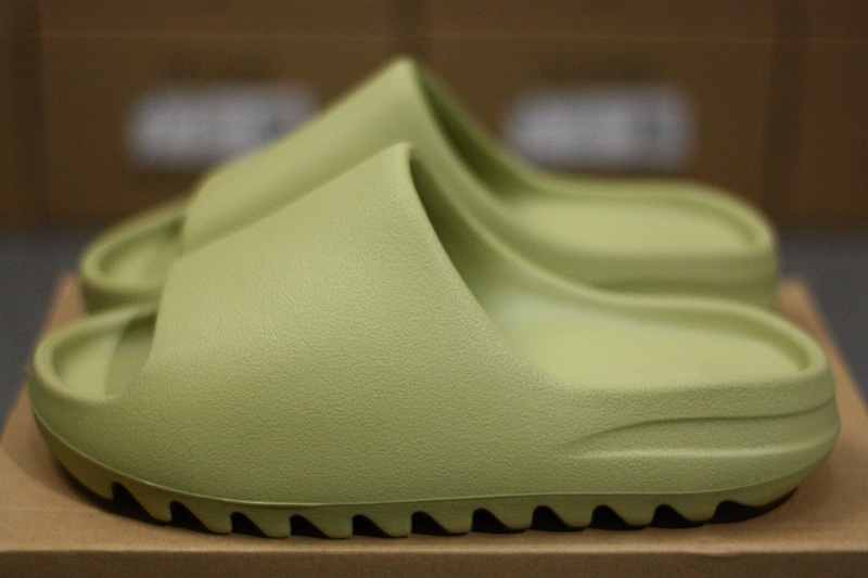 YEEZY SLIDE 'Apple'