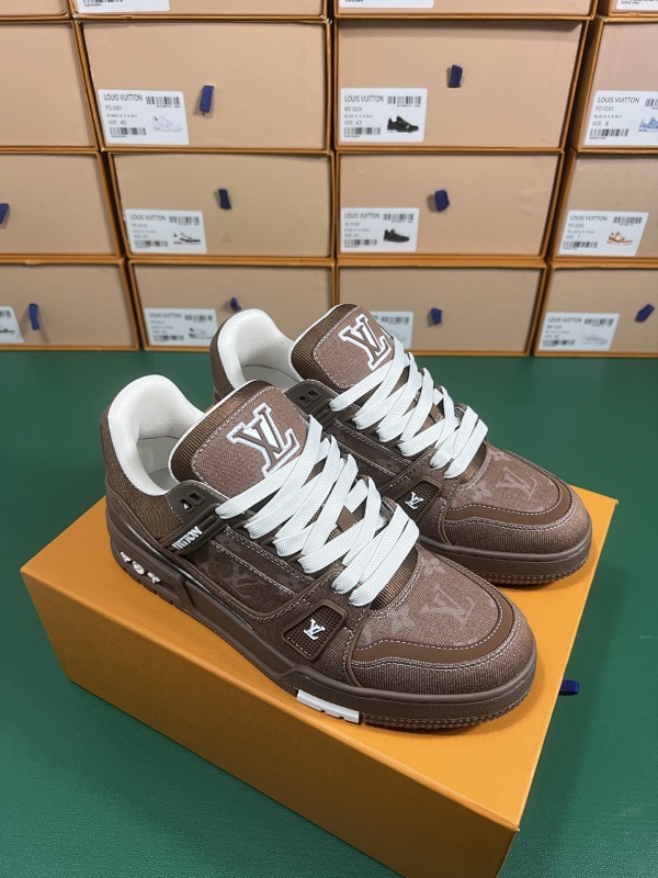 LOUIS VUITTON 1V Trainer (30)