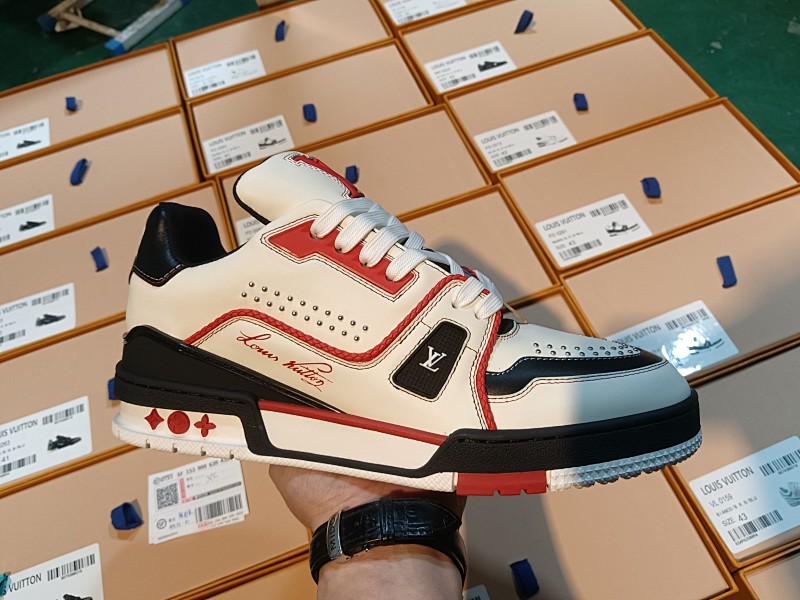 LOUIS VUITTON 1V Trainer (50)
