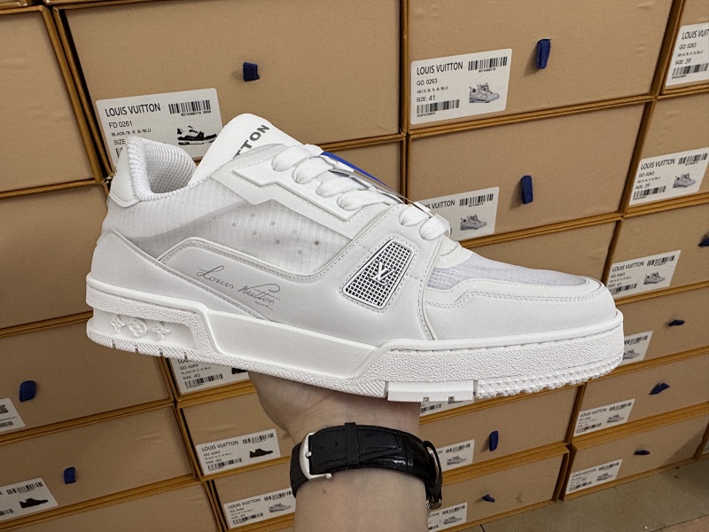 LOUIS VUITTON 1V Trainer (37)