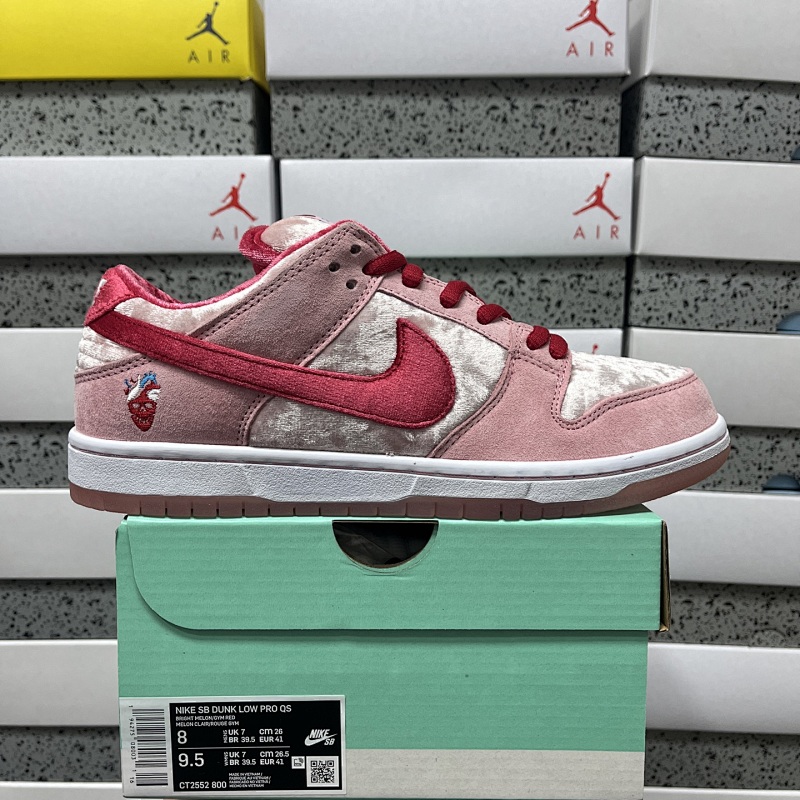 NIKE SB DUNK LOW PRO 'STRAWBERRY'