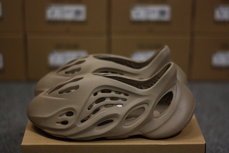 YEEZY Foam RNNR Brown