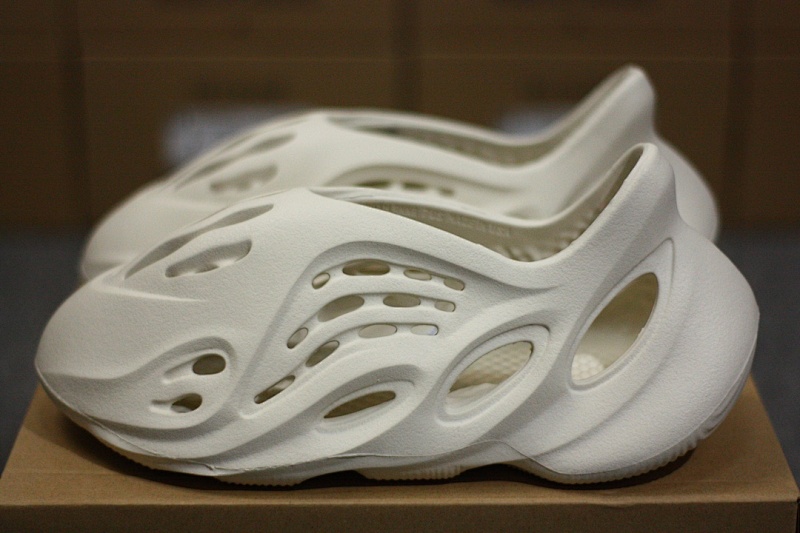 YEEZY Foam RNNR (2)