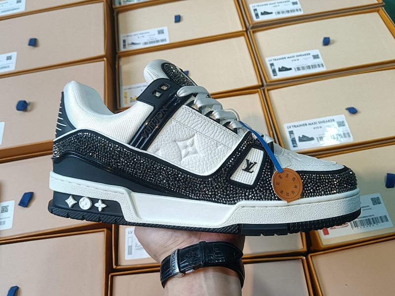 LOUIS VUITTON 1V Trainer (44)