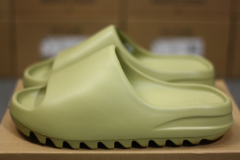 YEEZY SLIDE 'Olive'