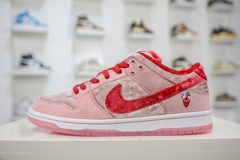 Nike Dunk Low 'Valentine's Day'