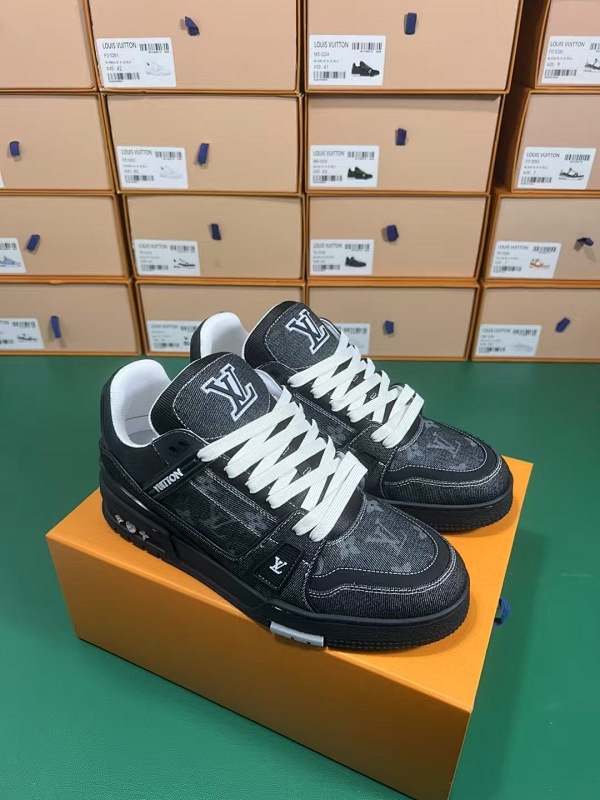 LOUIS VUITTON 1V Trainer (29)