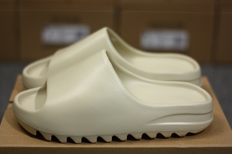 YEEZY SLIDE Bone