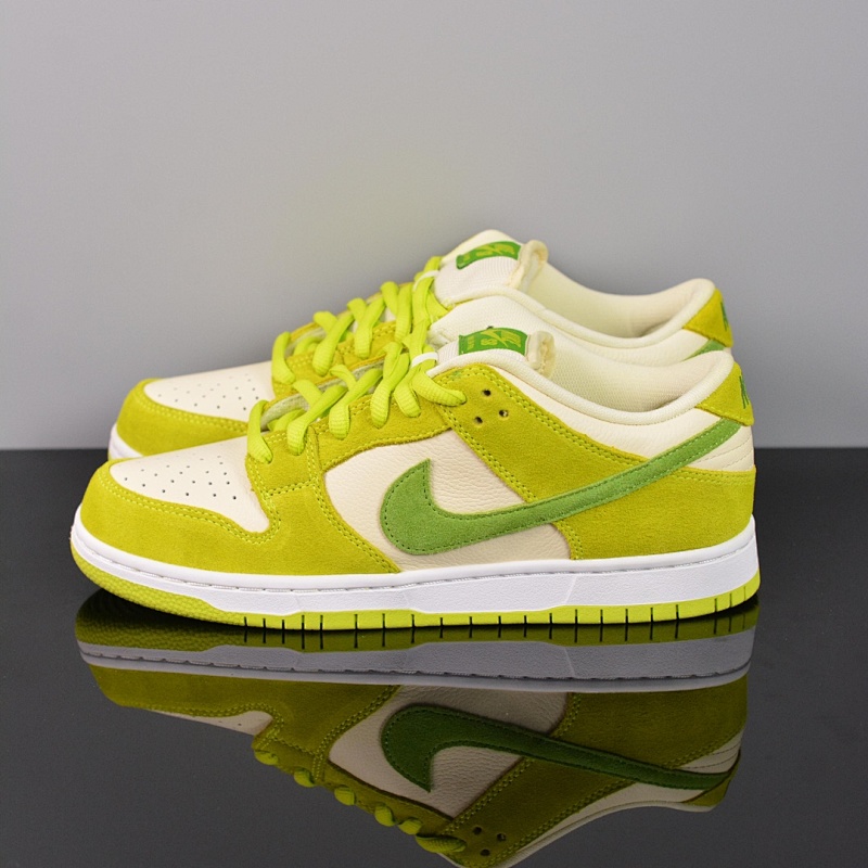 NIKE Dunk Low 'Apple'