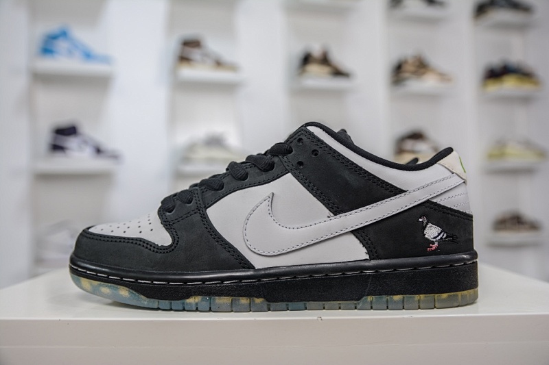 NIKE SNEAKERS