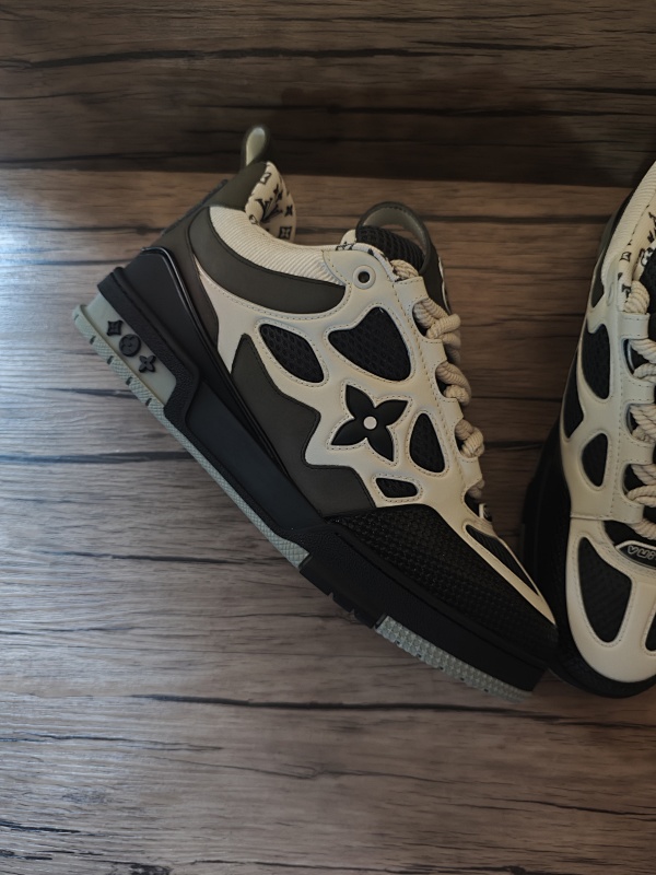 LOUIS VUITTON TRAINER (126)