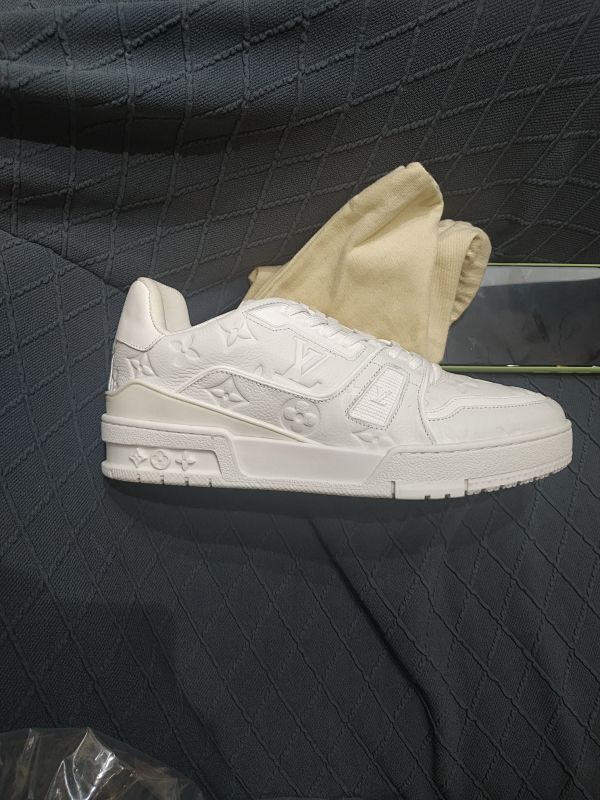 LOUIS VUITTON TRAINER (106)